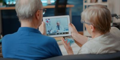 apre il dettaglio dell'articolo:due anziani fanno una televisita medica