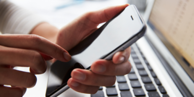 apre il dettaglio dell'articolo:donna con il cellulare in mano