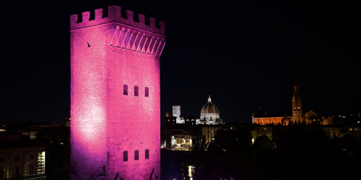 Torre San Niccolò a Firenze illuminata di magenta per il World sepsis day