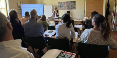 apre il dettaglio dell'articolo:aula che ascolta docente
